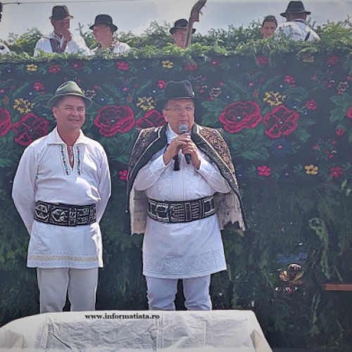 Gheorghe Flutur, politicianul îmbrăcat în costum popular croit de sora sa și care își articulează adversarii politici cu strigături VIDEO