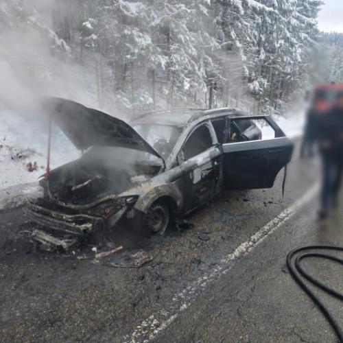 Autoturism în flăcări pe drumul din Pasul Palma