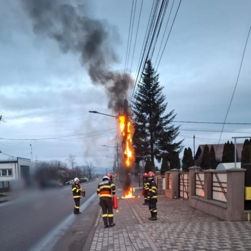 Panic în cartierul Itcani din Suceava, după un incendiu la un stâlp electric