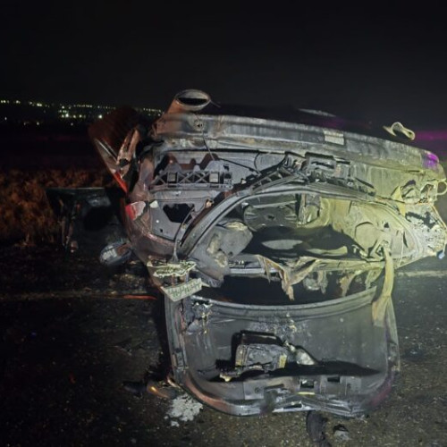 Tânăr de 19 ani salvat dintr-o mașină în flăcări după un accident în Suceava