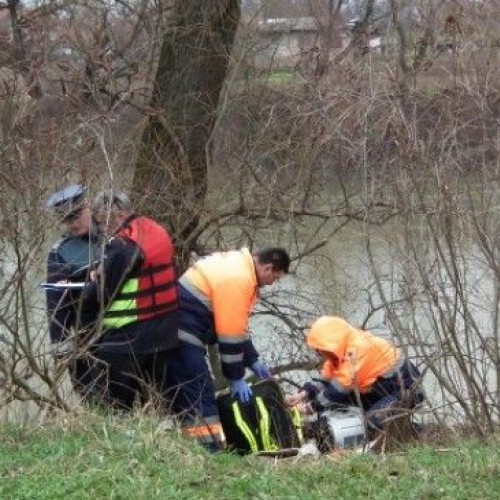 Bărbat dispărut găsit într-o groapă plină cu apă
