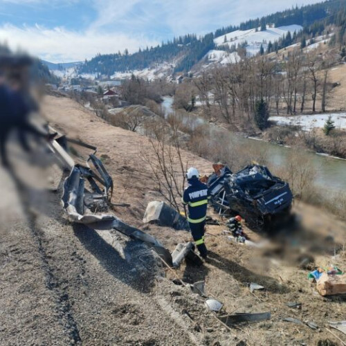 Tir răsturnat după ce a lovit un parapet de metal în Iacobeni