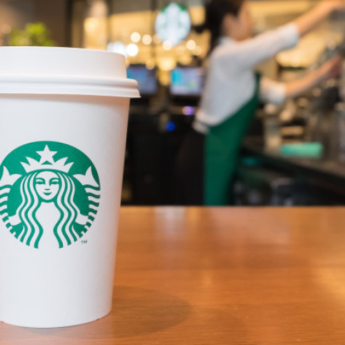 Starbucks obligată să plătească 50 de milioane de dolari pentru un incident cu o cafea fierbinte