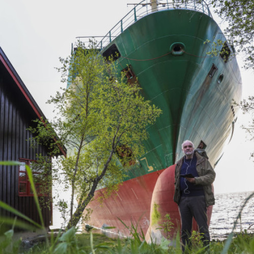Nava cargo a esuat în fața unei case din Norvegia