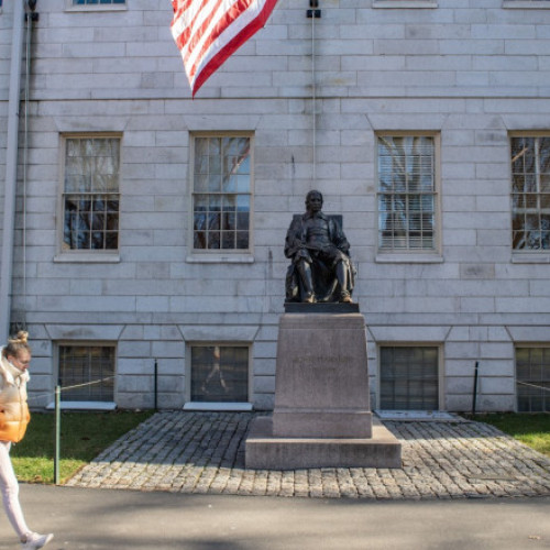 Studenții chinezi de la Harvard își anulează zborurile și cer ajutor juridic