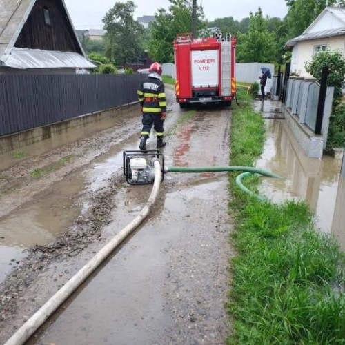 Inundații în județul Suceava, pompierii intervin pentru evacuare