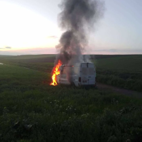 Tânăr de 24 de ani a incendiat un microbuz abandonat în pădure, provocând un incendiu devastator