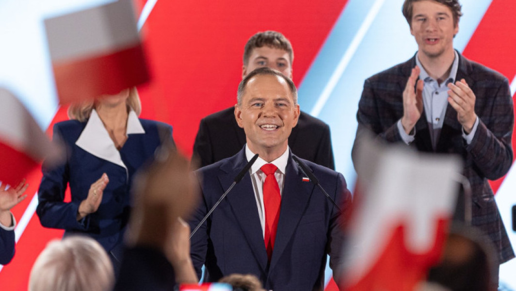 Karol Nawrocki, câștigătorul alegerilor prezidențiale din Polonia, a fost felicitat de mai mulți lideri europeni, potrivit digi24.ro. Conform sursei, președinta Comisiei Europene, Ursula von der Leyen, a transmis un mesaj de felicitare lui Nawrocki și și-a exprimat convingerea că Uniunea Europeană va continua colaborarea foarte bună cu Polonia. Într-o postare pe platforma X, Von der Leyen a spus: "Sunt încrezătoare că UE va continua cooperarea foarte bună cu Polonia. Împreună suntem mai puternici în comunitatea noastră a păcii, democratiei și valorilor."