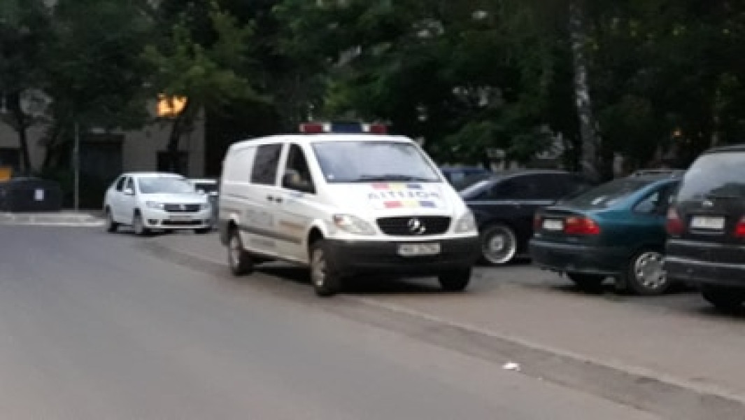 Un bărbat a fost găsit spânzurat în Parcul Eminescu din Câmpulung Moldovenesc