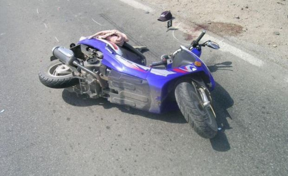 Doi răniți, după un adolescent fără permis auto a intrat cu mopedul într-un stâlp din beton