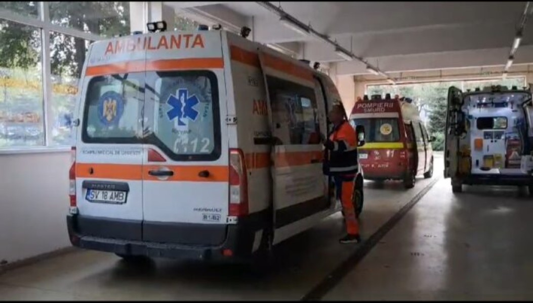 Adolescentă rănită după ce a căzut de pe capota unei mașini în Vatra Dornei
