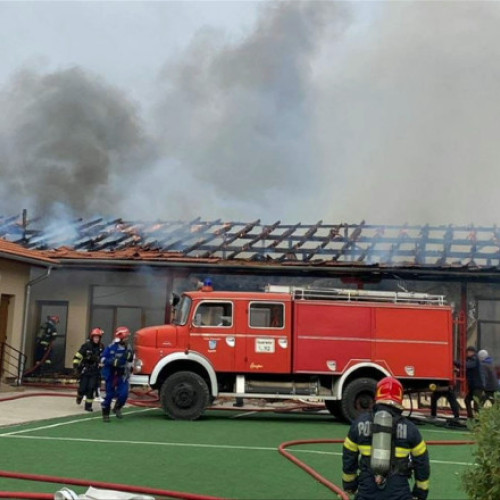 Incendiu puternic la școala din Lovrin, zeci de persoane evacuate