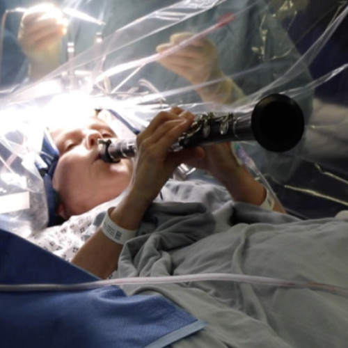 Muziciană cu Parkinson face progrese rapide după stimularea cerebrală profundă