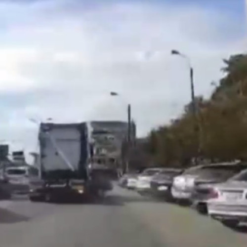 Accident grav în Timișoara: un camion a târât o mașină pe bulevard