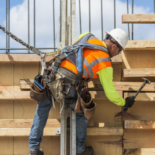 Contingentul de lucrători străini în România este depășit aproape triplu față de limita oficială