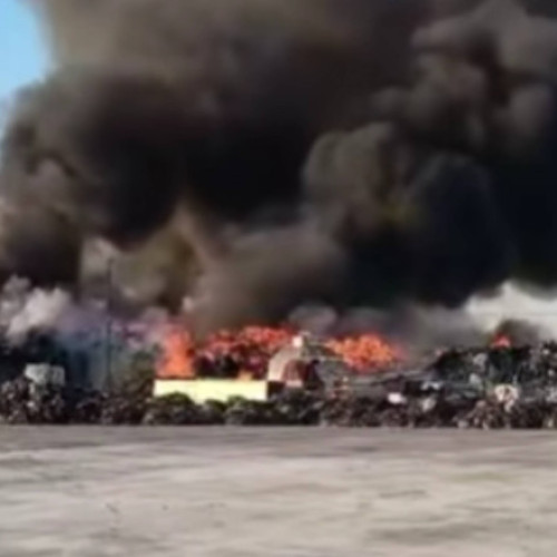 Incendiu la depozit de deșeuri din Ariceștii Rahtivani, pompierii luptă cu flăcările pe 3.500 mp