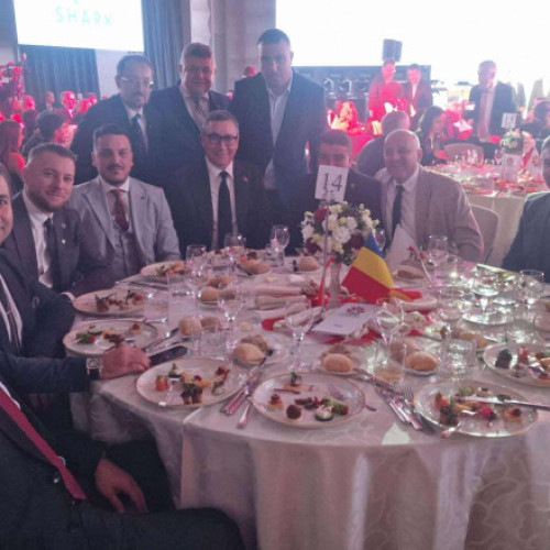 Victor Ponta, prezent la o gală alături de parlamentari care au părăsit grupurile politice