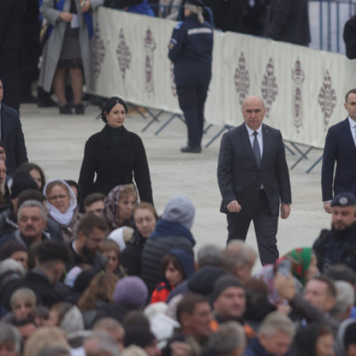 Susținătorii lui Călin Georgescu l-au huiduit pe Ilie Bolojan și alți politicieni la ieșirea din Catedrala Mântuirii Neamului