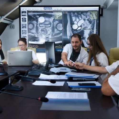Un bărbat a învins cancerul colorectal cu ajutorul chirurgiei robotice la SANADOR