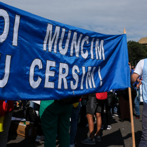 Federaţia Naţională a Sindicatelor din Administraţie protestează față de înghețarea salariului minim