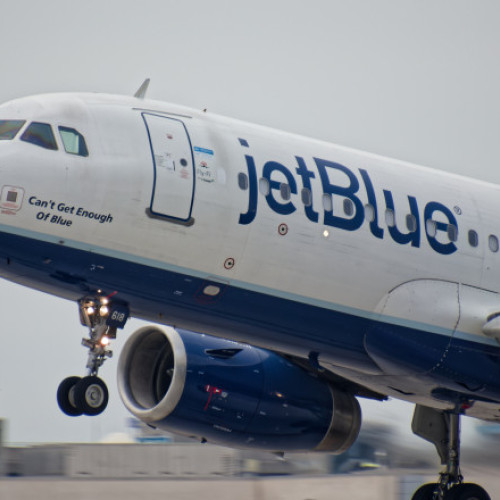 Pasageri ai unui zbor JetBlue au fost spitalizați după o coborâre bruscă a avionului